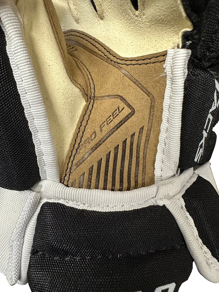 CCM Tacks Vector Plus 2022 Junior Ice Hockey Gloves 4 CCM Tacks Vector Plus 2022 Junior Ice Hockey Gloves - Image 2